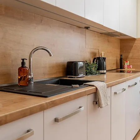 Apartamento Blizko Stanice Center 2